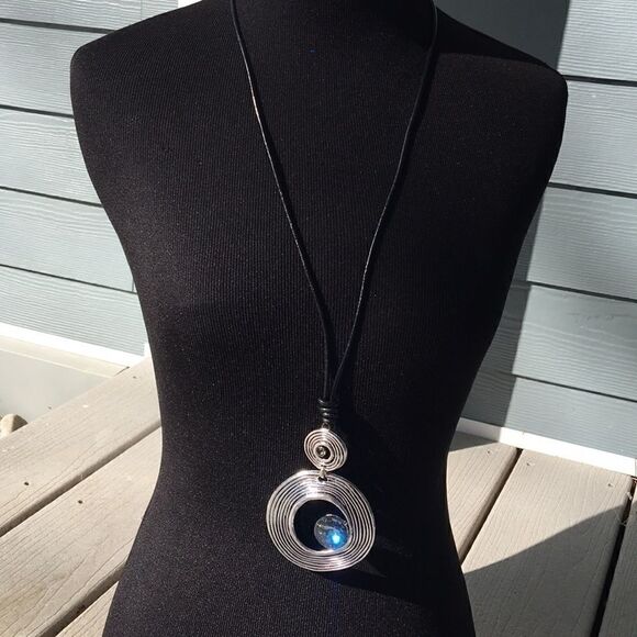 Long silver circle fashion necklace - Picture 3 of 6